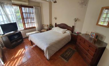 Casa en  Banfield oeste de 4 ambientes con fondo mediano