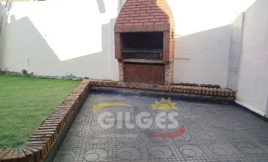 Alquiler de Casa 3 Ambientes en Ramos Mejia  Con Cochera cubierta y patio con parrilla