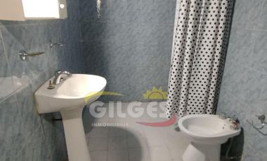 Alquiler de Casa 3 Ambientes en Ramos Mejia  Con Cochera cubierta y patio con parrilla