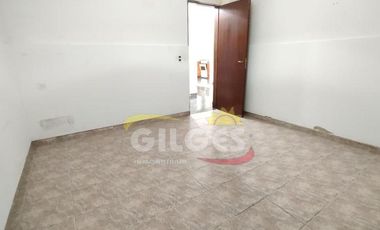 Alquiler de Casa 3 Ambientes en Ramos Mejia  Con Cochera cubierta y patio con parrilla