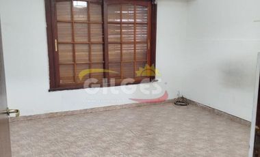 Alquiler de Casa 3 Ambientes en Ramos Mejia  Con Cochera cubierta y patio con parrilla