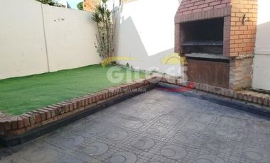Alquiler de Casa 3 Ambientes en Ramos Mejia  Con Cochera cubierta y patio con parrilla