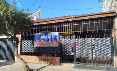 Alquiler de Casa 3 Ambientes en Ramos Mejia  Con Cochera cubierta y patio con parrilla