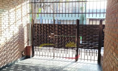 Alquiler de Casa 3 Ambientes en Ramos Mejia  Con Cochera cubierta y patio con parrilla