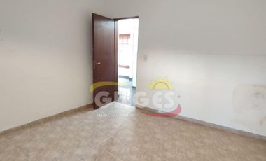 Alquiler de Casa 3 Ambientes en Ramos Mejia  Con Cochera cubierta y patio con parrilla
