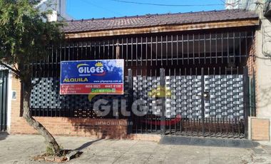 Alquiler de Casa 3 Ambientes en Ramos Mejia  Con Cochera cubierta y patio con parrilla