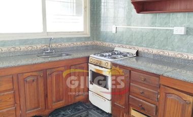 Alquiler de Casa 3 Ambientes en Ramos Mejia  Con Cochera cubierta y patio con parrilla