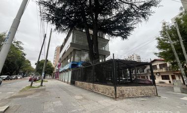 Venta local de 3 pisos en Wilde