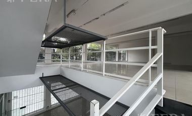 Venta local de 3 pisos en Wilde