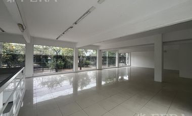 Venta local de 3 pisos en Wilde