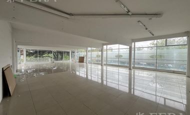 Venta local de 3 pisos en Wilde