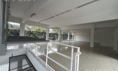 Venta local de 3 pisos en Wilde