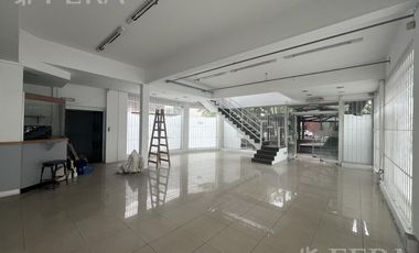 Venta local de 3 pisos en Wilde