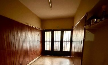 Casa a metros de Bv 27 Febrero y Av Rouillón. Zona Industrial y Comercial. Ideal Galpon