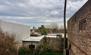 Casa a metros de Bv 27 Febrero y Av Rouillón. Zona Industrial y Comercial. Ideal Galpon