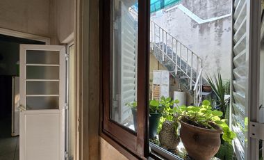 CASA DIVIDIDA EN 2 UNIDADES COMPLETAMENTE INDEPENDIENTE