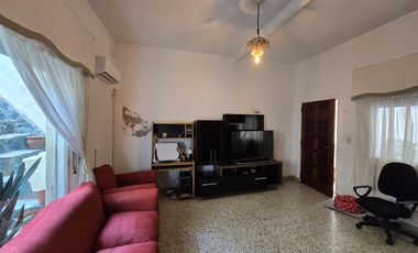 CASA DIVIDIDA EN 2 UNIDADES COMPLETAMENTE INDEPENDIENTE