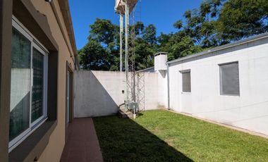 Casa en venta - 3 Dormitorios 2 Baños - 238Mts2 - Roque Perez