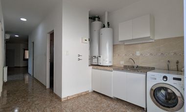 Casa en venta - 3 Dormitorios 2 Baños - 238Mts2 - Roque Perez