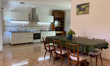 Casa en venta - 3 Dormitorios 2 Baños - 238Mts2 - Roque Perez