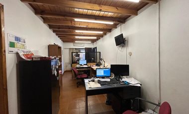 Depósito con oficina en zona industrial con habilitación laboratorio cosmética