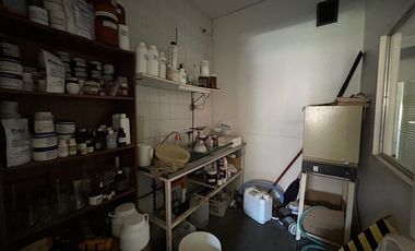 Depósito con oficina en zona industrial con habilitación laboratorio cosmética