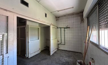 Depósito con oficina en zona industrial con habilitación laboratorio cosmética