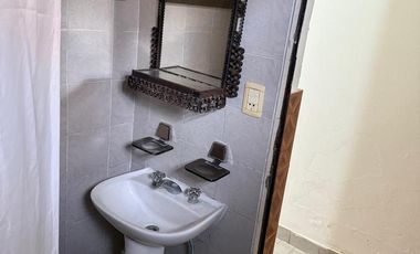 Casa y local en calle Caracas entre calle Carlos Casares y calle cañuelas.