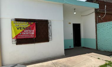 Casa y local en calle Caracas entre calle Carlos Casares y calle cañuelas.