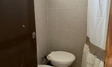 Casa y local en calle Caracas entre calle Carlos Casares y calle cañuelas.