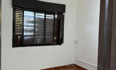 Casa y local en calle Caracas entre calle Carlos Casares y calle cañuelas.