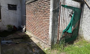 Casa y local en calle Caracas entre calle Carlos Casares y calle cañuelas.