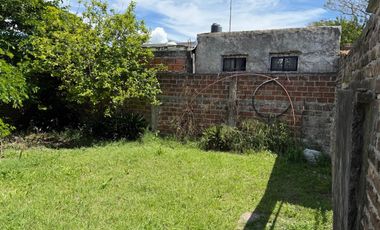 Casa y local en calle Caracas entre calle Carlos Casares y calle cañuelas.