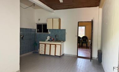 Casa y local en calle Caracas entre calle Carlos Casares y calle cañuelas.