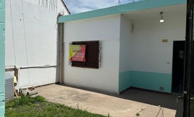 Casa y local en calle Caracas entre calle Carlos Casares y calle cañuelas.