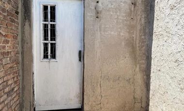 Casa y local en calle Caracas entre calle Carlos Casares y calle cañuelas.