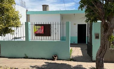 Casa y local en calle Caracas entre calle Carlos Casares y calle cañuelas.