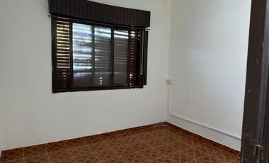 Casa y local en calle Caracas entre calle Carlos Casares y calle cañuelas.