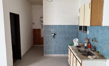 Casa y local en calle Caracas entre calle Carlos Casares y calle cañuelas.