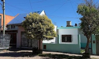 Casa y local en calle Caracas entre calle Carlos Casares y calle cañuelas.