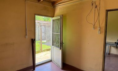 Casa y local en calle Caracas entre calle Carlos Casares y calle cañuelas.