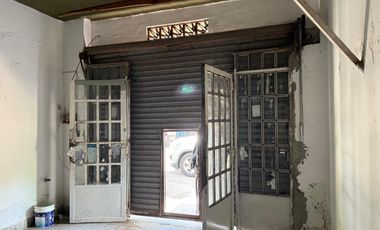 Casa y local en calle Caracas entre calle Carlos Casares y calle cañuelas.