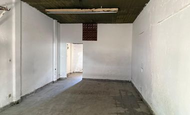 Casa y local en calle Caracas entre calle Carlos Casares y calle cañuelas.