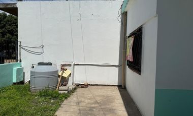 Casa y local en calle Caracas entre calle Carlos Casares y calle cañuelas.