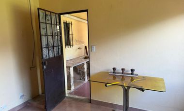 Casa y local en calle Caracas entre calle Carlos Casares y calle cañuelas.