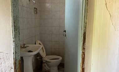 Casa y local en calle Caracas entre calle Carlos Casares y calle cañuelas.