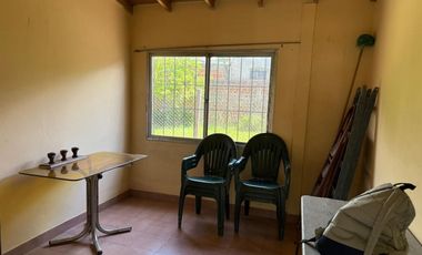 Casa y local en calle Caracas entre calle Carlos Casares y calle cañuelas.