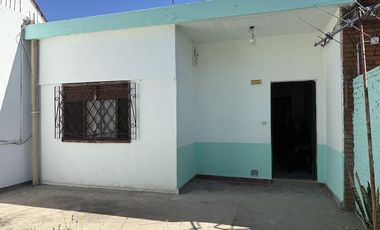 Casa y local en calle Caracas entre calle Carlos Casares y calle cañuelas.