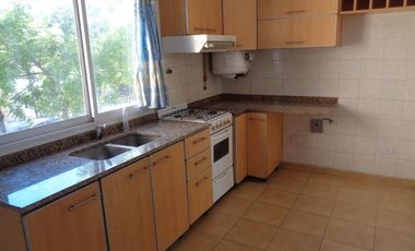 Encantador dúplex de 4 ambientes, tipo PH con cochera en pequeño condominio- En Alquiler