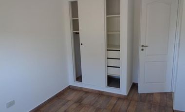 Encantador dúplex de 4 ambientes, tipo PH con cochera en pequeño condominio- En Alquiler